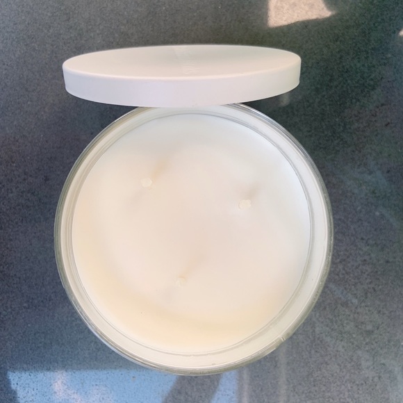 Bath and Body Works Leave candle - Picture 3 of 11